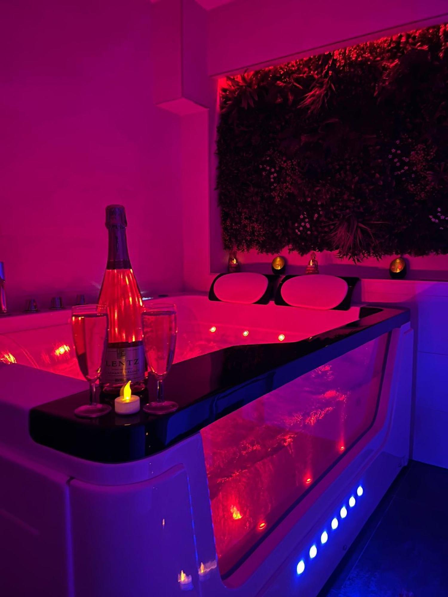 Love Room: Aux Plaisirs Des Sens Jacuzzi Prive 巴尔 外观 照片