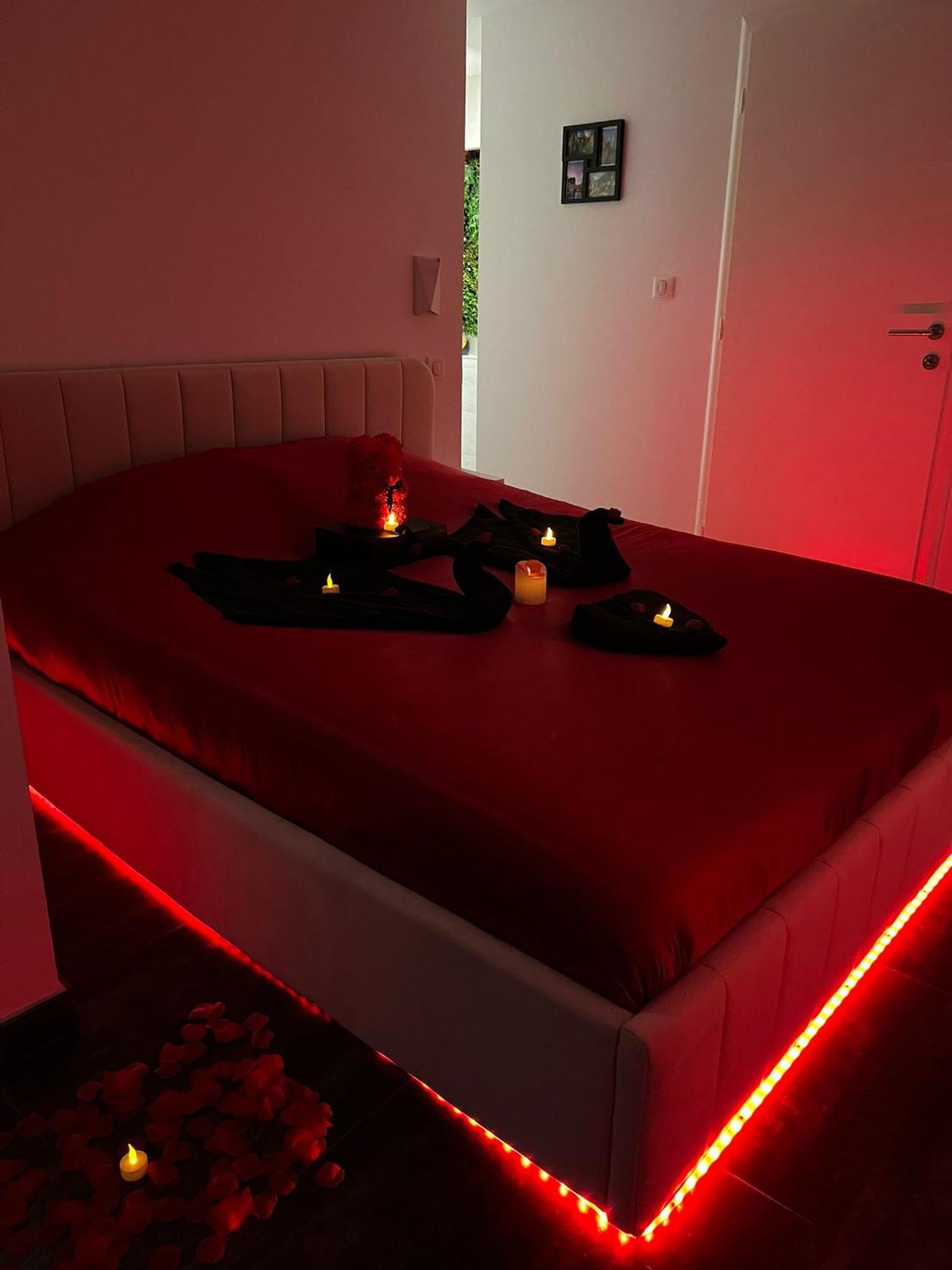 Love Room: Aux Plaisirs Des Sens Jacuzzi Prive 巴尔 外观 照片
