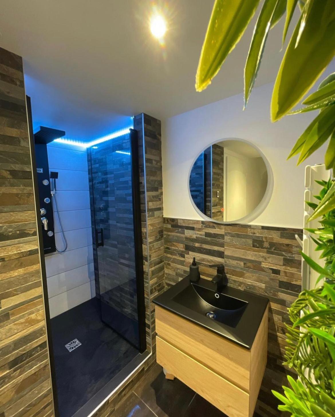 Love Room: Aux Plaisirs Des Sens Jacuzzi Prive 巴尔 外观 照片