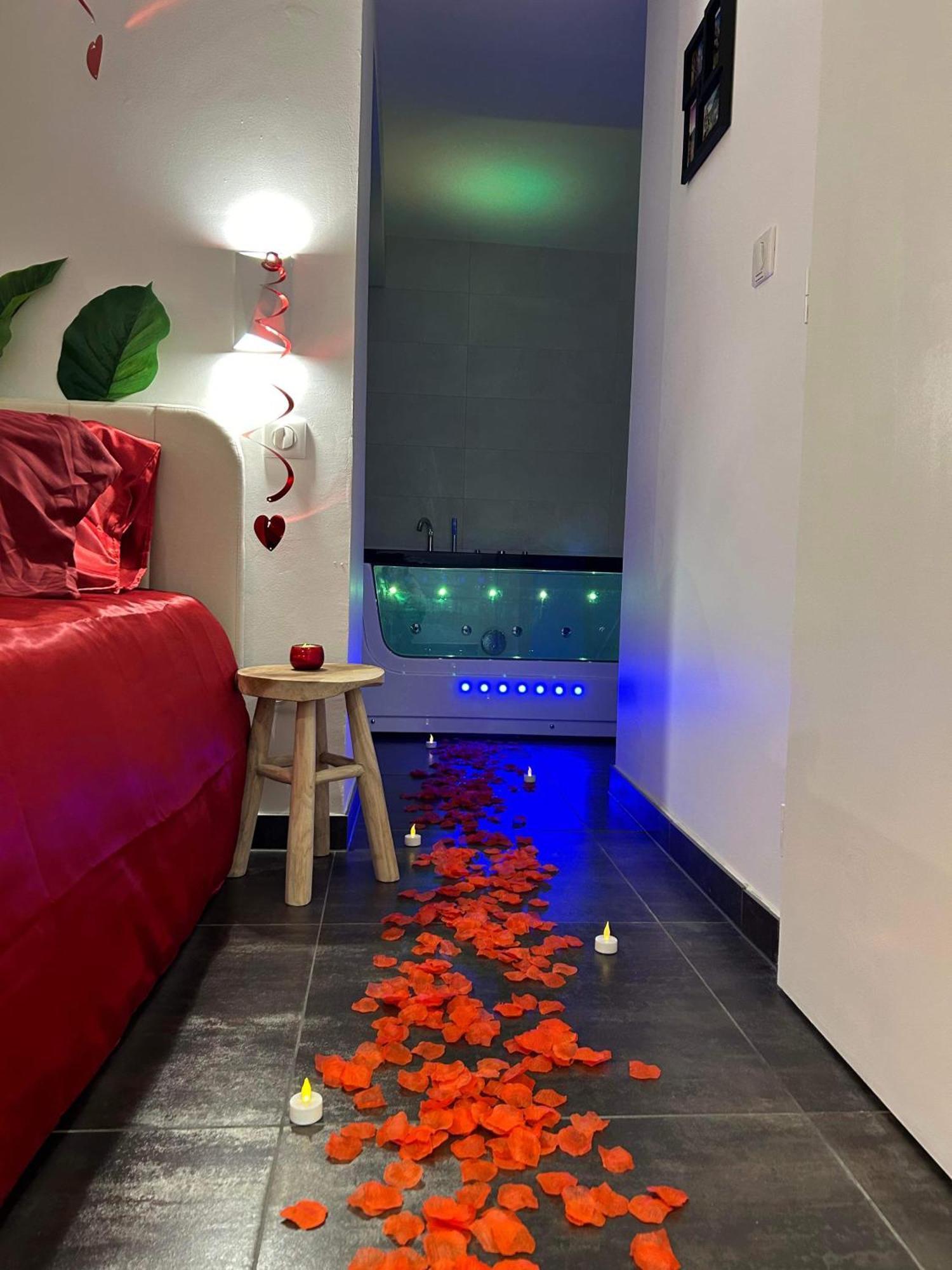 Love Room: Aux Plaisirs Des Sens Jacuzzi Prive 巴尔 外观 照片